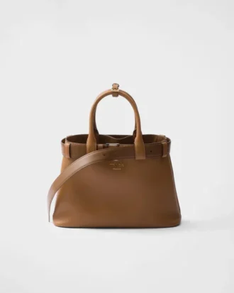 Μικρή δερμάτινη τσάντα Prada με αγκράφα και ζώνη