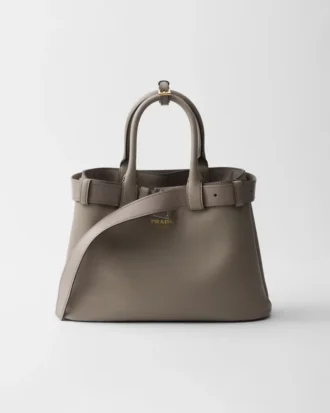 Μικρή δερμάτινη τσάντα Prada με αγκράφα και ζώνη