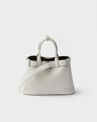 Μικρή δερμάτινη τσάντα Prada με αγκράφα και ζώνη