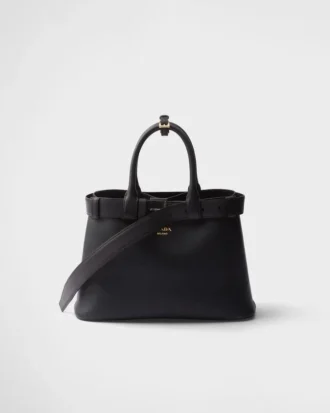 Μικρή δερμάτινη τσάντα Prada με αγκράφα και ζώνη