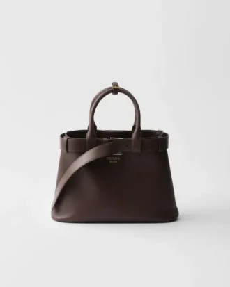 Μικρή δερμάτινη τσάντα Prada με αγκράφα και ζώνη
