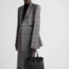 Μικρή δερμάτινη τσάντα Prada με αγκράφα και ζώνη Μικρή δερμάτινη τσάντα Prada με αγκράφα και ζώνη