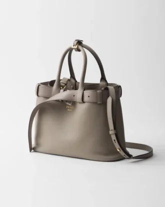 Μικρή δερμάτινη τσάντα Prada με αγκράφα και ζώνη
