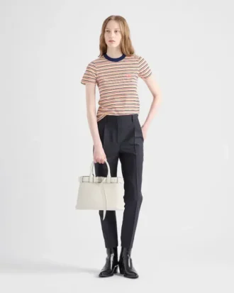 Μικρή δερμάτινη τσάντα Prada με αγκράφα και ζώνη