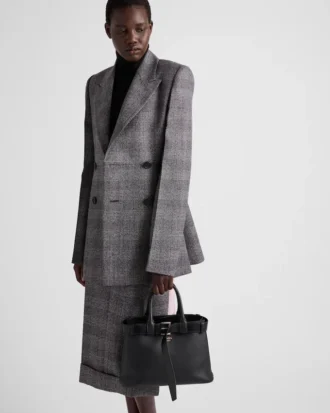 Μικρή δερμάτινη τσάντα Prada με αγκράφα και ζώνη