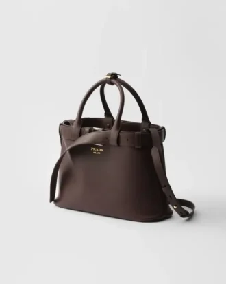 Μικρή δερμάτινη τσάντα Prada με αγκράφα και ζώνη