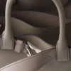 Μικρή δερμάτινη τσάντα Prada με αγκράφα και ζώνη Μικρή δερμάτινη τσάντα Prada με αγκράφα και ζώνη