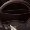 Μικρή δερμάτινη τσάντα Prada με αγκράφα και ζώνη Μικρή δερμάτινη τσάντα Prada με αγκράφα και ζώνη