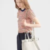 Μικρή δερμάτινη τσάντα Prada με αγκράφα και ζώνη Μικρή δερμάτινη τσάντα Prada με αγκράφα και ζώνη