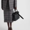 Μικρή δερμάτινη τσάντα Prada με αγκράφα και ζώνη Μικρή δερμάτινη τσάντα Prada με αγκράφα και ζώνη