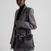 Μικρή δερμάτινη τσάντα Prada με αγκράφα και ζώνη Μικρή δερμάτινη τσάντα Prada με αγκράφα και ζώνη