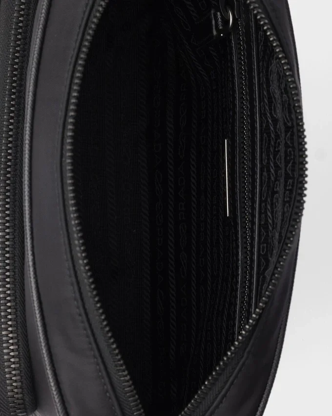 Μικρή τσάντα ώμου από Re-Nylon και δέρμα Saffiano Μικρή τσάντα ώμου από Re-Nylon και δέρμα Saffiano