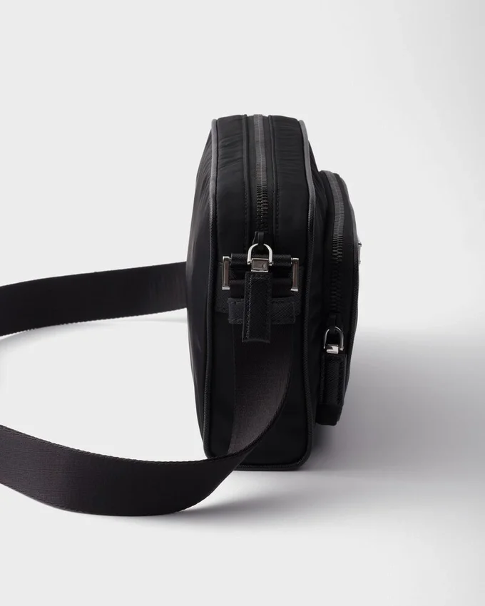 Μικρή τσάντα ώμου από Re-Nylon και δέρμα Saffiano Μικρή τσάντα ώμου από Re-Nylon και δέρμα Saffiano