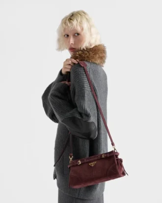 Μικρή τσάντα ώμου Prada Bonnie από σουέτ