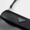 Μικρή τσάντα ώμου Prada Cleo από βουρτσισμένο δέρμα με πτερύγιο Μικρή τσάντα ώμου Prada Cleo από βουρτσισμένο δέρμα με πτερύγιο