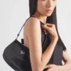 Μικρή τσάντα ώμου Prada Cleo από βουρτσισμένο δέρμα με πτερύγιο Μικρή τσάντα ώμου Prada Cleo από βουρτσισμένο δέρμα με πτερύγιο