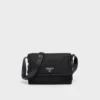 Μικρή τσάντα ώμου Prada Traveller με επένδυση από Re-Nylon Μικρή τσάντα ώμου Prada Traveller με επένδυση από Re-Nylon