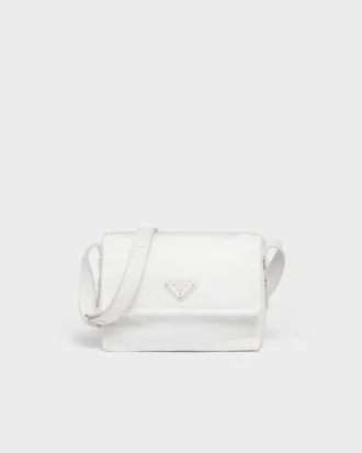 Μικρή τσάντα ώμου Prada Traveller με επένδυση από Re-Nylon Μικρή τσάντα ώμου Prada Traveller με επένδυση από Re-Nylon