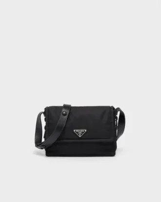 Μικρή τσάντα ώμου Prada Traveller με επένδυση από Re-Nylon Μικρή τσάντα ώμου Prada Traveller με επένδυση από Re-Nylon