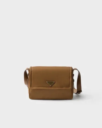 Μικρή τσάντα ώμου Prada Traveller με επένδυση από Re-Nylon