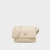 Μικρή τσάντα ώμου Prada Traveller με επένδυση από Re-Nylon Μικρή τσάντα ώμου Prada Traveller με επένδυση από Re-Nylon