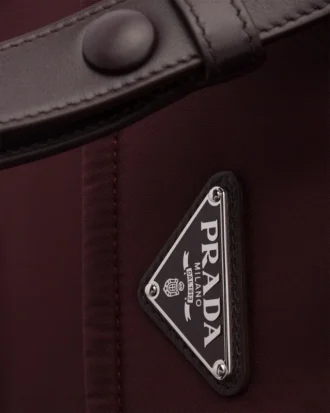 Μικρή τσάντα ώμου Prada Traveller με επένδυση από Re-Nylon