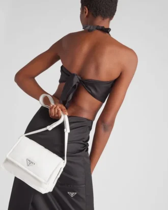 Μικρή τσάντα ώμου Prada Traveller με επένδυση από Re-Nylon Μικρή τσάντα ώμου Prada Traveller με επένδυση από Re-Nylon