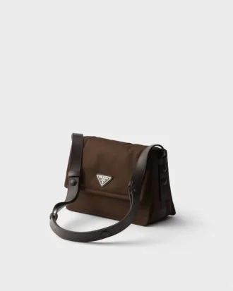 Μικρή τσάντα ώμου Prada Traveller με επένδυση από Re-Nylon