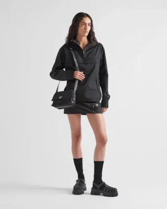 Μικρή τσάντα ώμου Prada Traveller με επένδυση από Re-Nylon Μικρή τσάντα ώμου Prada Traveller με επένδυση από Re-Nylon