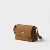 Μικρή τσάντα ώμου Prada Traveller με επένδυση από Re-Nylon Μικρή τσάντα ώμου Prada Traveller με επένδυση από Re-Nylon
