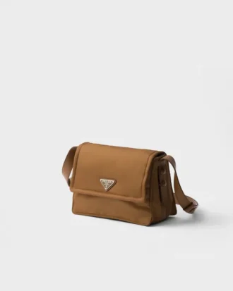 Μικρή τσάντα ώμου Prada Traveller με επένδυση από Re-Nylon