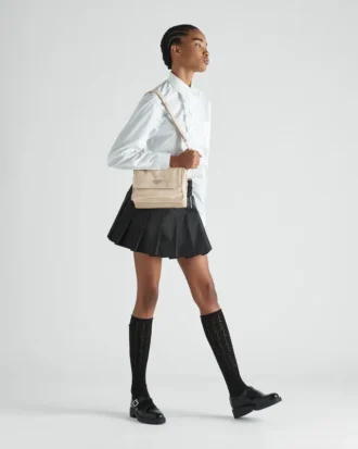 Μικρή τσάντα ώμου Prada Traveller με επένδυση από Re-Nylon Μικρή τσάντα ώμου Prada Traveller με επένδυση από Re-Nylon