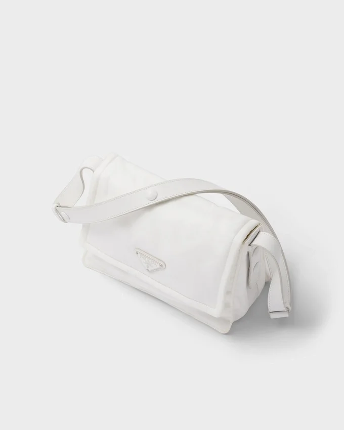 Μικρή τσάντα ώμου Prada Traveller με επένδυση από Re-Nylon Μικρή τσάντα ώμου Prada Traveller με επένδυση από Re-Nylon