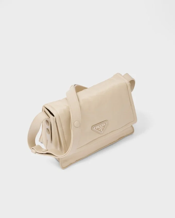 Μικρή τσάντα ώμου Prada Traveller με επένδυση από Re-Nylon Μικρή τσάντα ώμου Prada Traveller με επένδυση από Re-Nylon