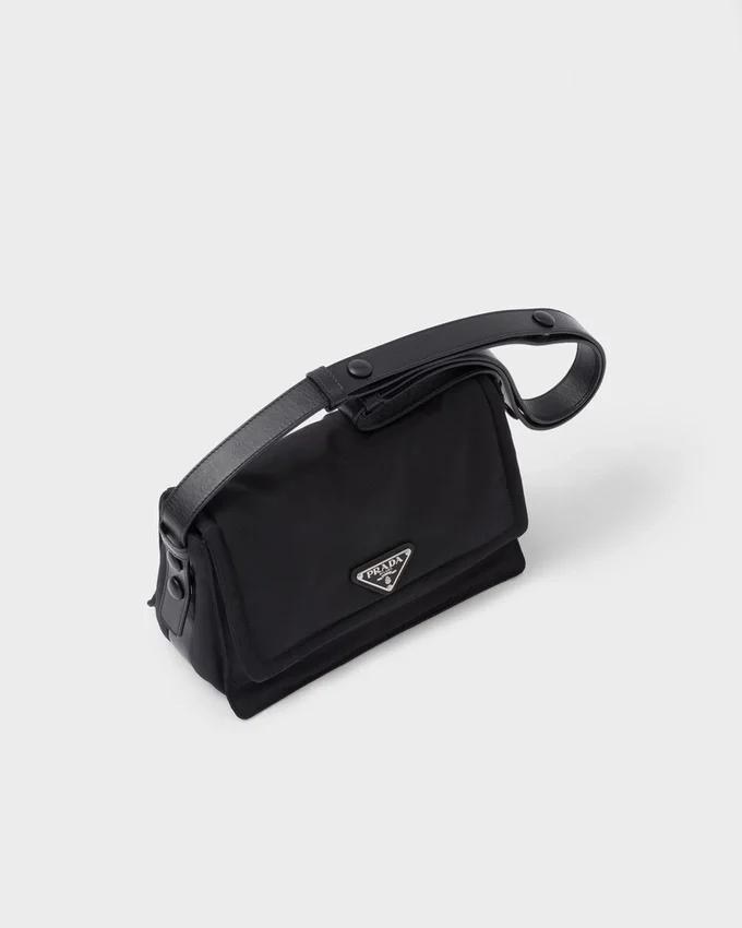 Μικρή τσάντα ώμου Prada Traveller με επένδυση από Re-Nylon Μικρή τσάντα ώμου Prada Traveller με επένδυση από Re-Nylon