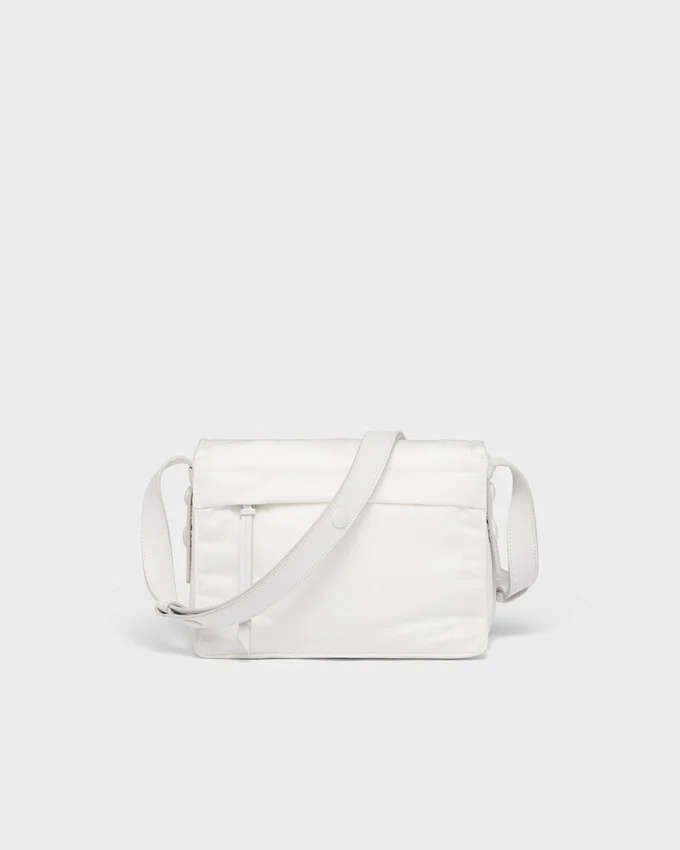 Μικρή τσάντα ώμου Prada Traveller με επένδυση από Re-Nylon Μικρή τσάντα ώμου Prada Traveller με επένδυση από Re-Nylon