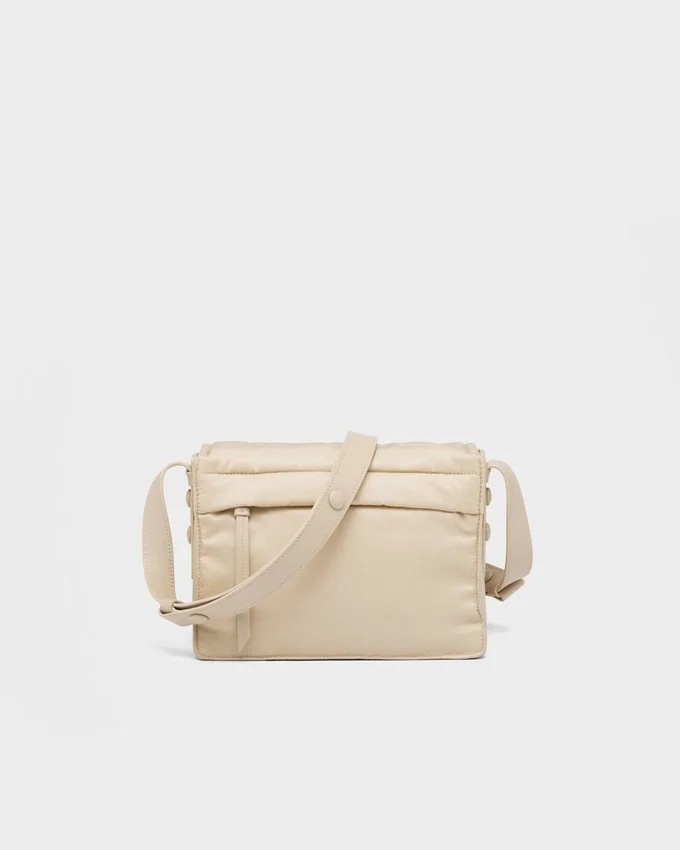 Μικρή τσάντα ώμου Prada Traveller με επένδυση από Re-Nylon Μικρή τσάντα ώμου Prada Traveller με επένδυση από Re-Nylon