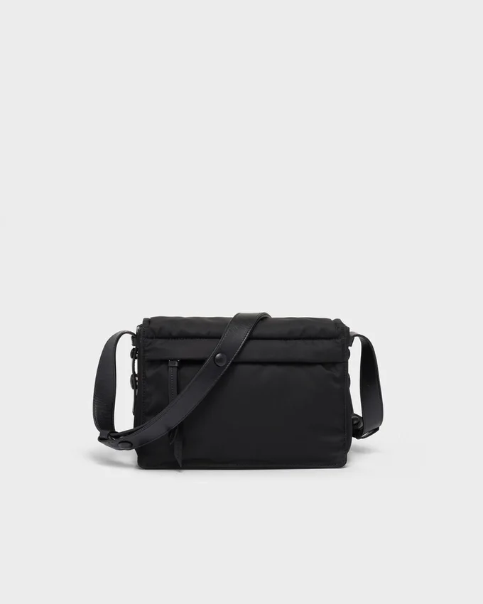Μικρή τσάντα ώμου Prada Traveller με επένδυση από Re-Nylon Μικρή τσάντα ώμου Prada Traveller με επένδυση από Re-Nylon