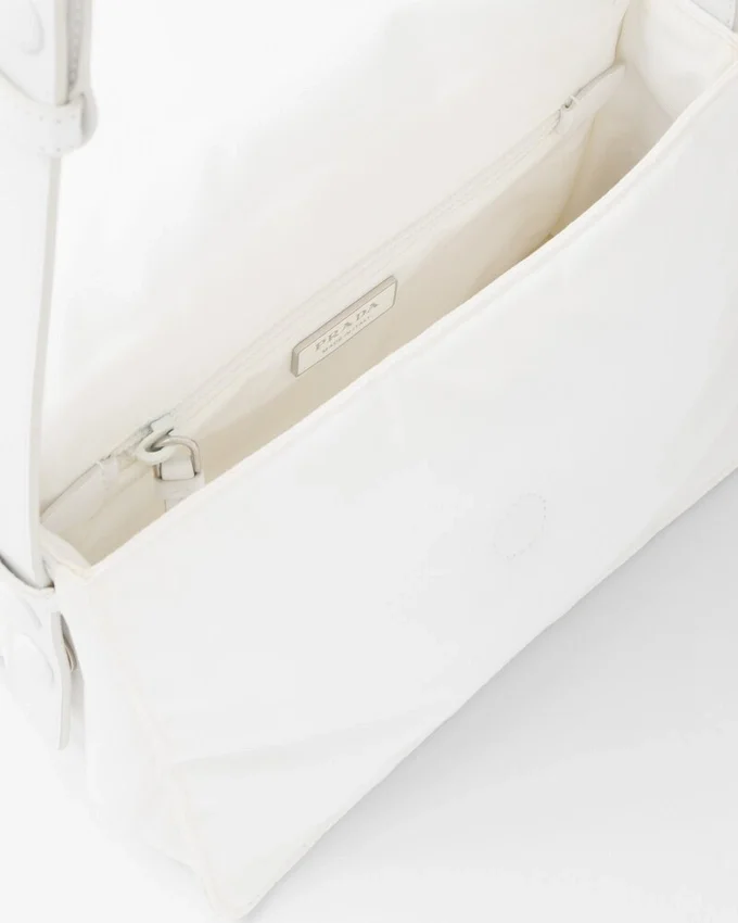 Μικρή τσάντα ώμου Prada Traveller με επένδυση από Re-Nylon Μικρή τσάντα ώμου Prada Traveller με επένδυση από Re-Nylon