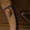 Μικρή τσάντα ώμου Prada Traveller με επένδυση από Re-Nylon Μικρή τσάντα ώμου Prada Traveller με επένδυση από Re-Nylon