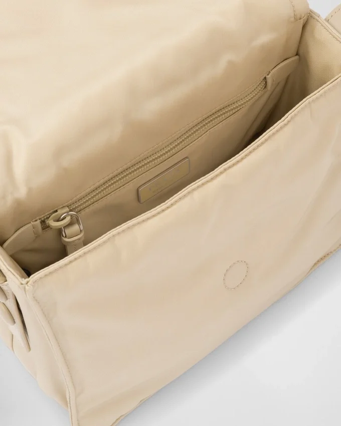 Μικρή τσάντα ώμου Prada Traveller με επένδυση από Re-Nylon Μικρή τσάντα ώμου Prada Traveller με επένδυση από Re-Nylon