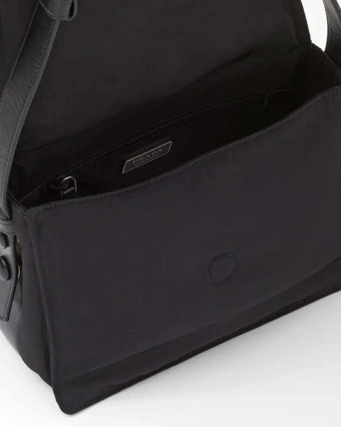 Μικρή τσάντα ώμου Prada Traveller με επένδυση από Re-Nylon Μικρή τσάντα ώμου Prada Traveller με επένδυση από Re-Nylon