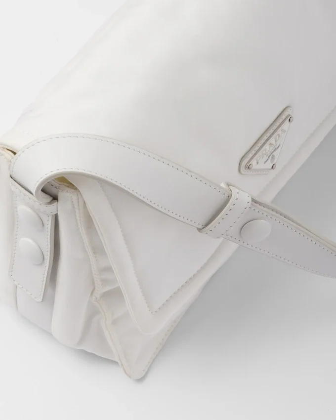 Μικρή τσάντα ώμου Prada Traveller με επένδυση από Re-Nylon Μικρή τσάντα ώμου Prada Traveller με επένδυση από Re-Nylon
