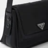 Μικρή τσάντα ώμου Prada Traveller με επένδυση από Re-Nylon Μικρή τσάντα ώμου Prada Traveller με επένδυση από Re-Nylon
