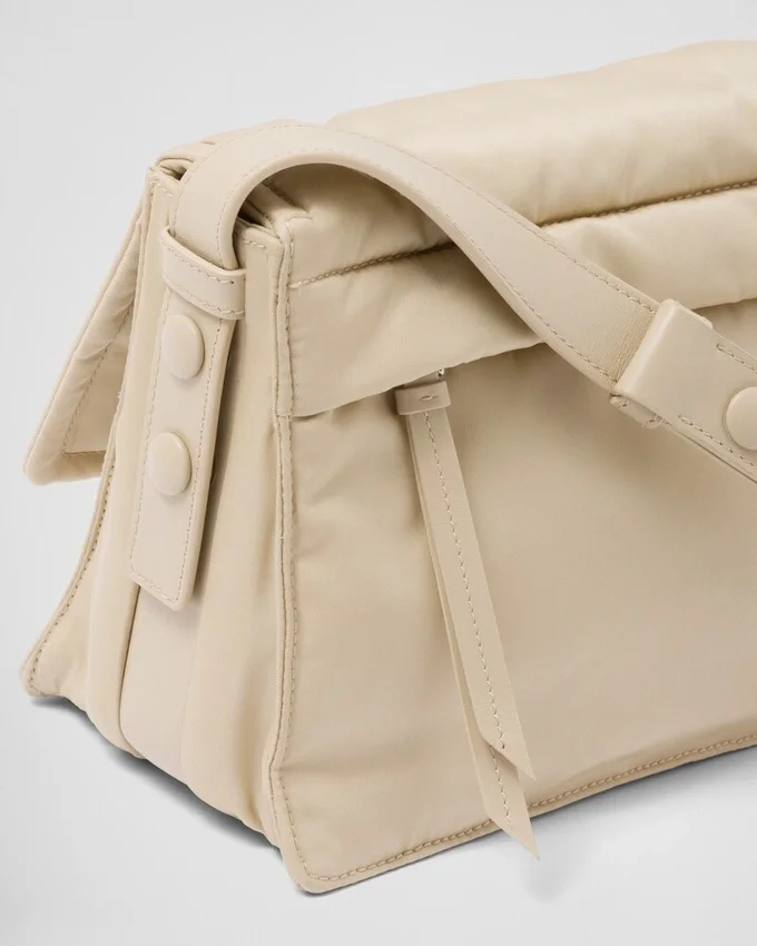 Μικρή τσάντα ώμου Prada Traveller με επένδυση από Re-Nylon Μικρή τσάντα ώμου Prada Traveller με επένδυση από Re-Nylon