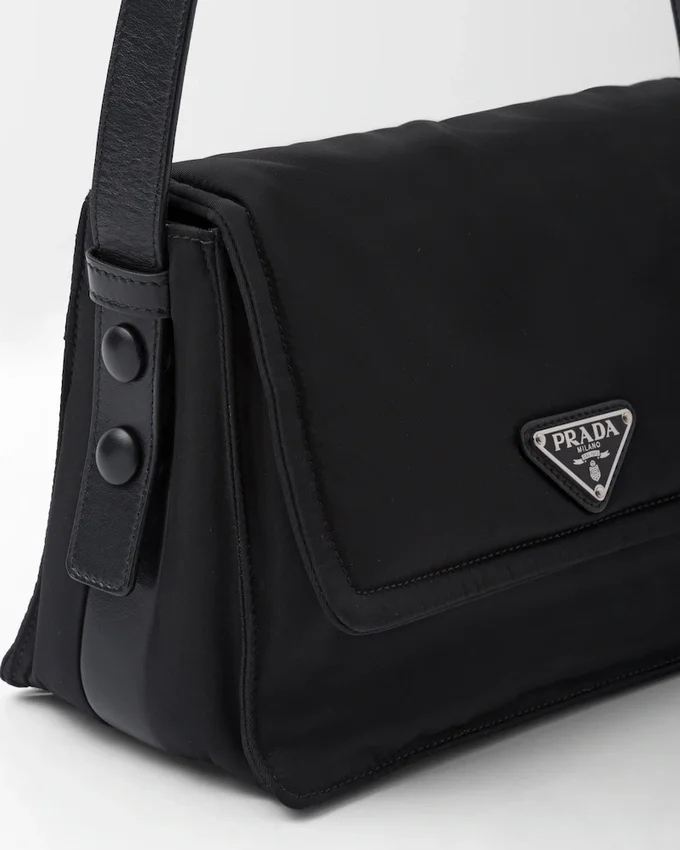 Μικρή τσάντα ώμου Prada Traveller με επένδυση από Re-Nylon Μικρή τσάντα ώμου Prada Traveller με επένδυση από Re-Nylon