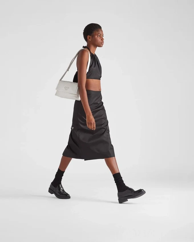 Μικρή τσάντα ώμου Prada Traveller με επένδυση από Re-Nylon Μικρή τσάντα ώμου Prada Traveller με επένδυση από Re-Nylon