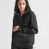 Μικρή τσάντα ώμου Prada Traveller με επένδυση από Re-Nylon Μικρή τσάντα ώμου Prada Traveller με επένδυση από Re-Nylon