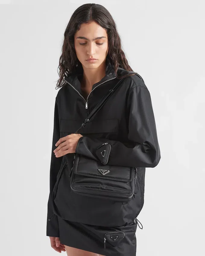Μικρή τσάντα ώμου Prada Traveller με επένδυση από Re-Nylon Μικρή τσάντα ώμου Prada Traveller με επένδυση από Re-Nylon