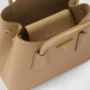 Μικρή τσάντα Prada Double από δέρμα Saffiano Μικρή τσάντα Prada Double από δέρμα Saffiano
